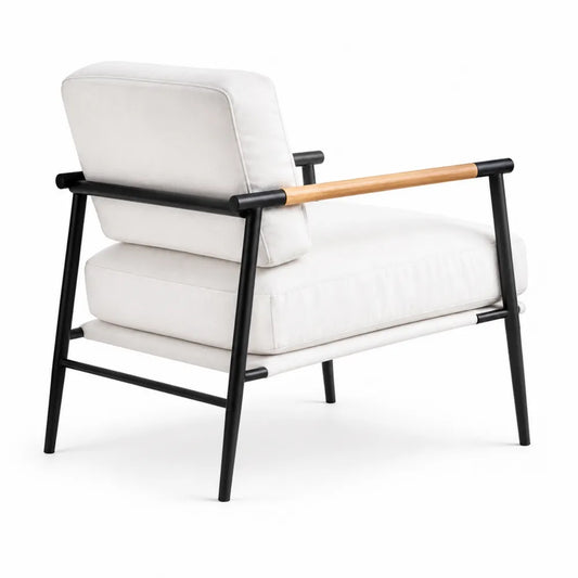 Fauteuil en métal noir avec accoudoirs en bois et coussins en tissu blanc